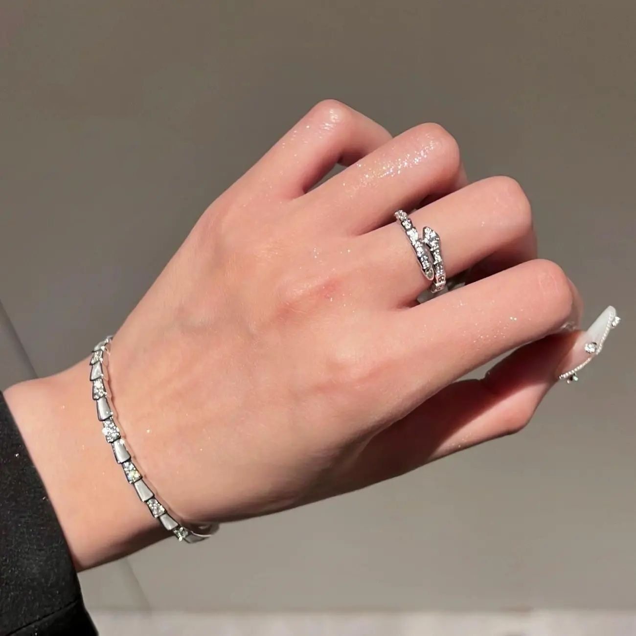 Full Diamond Open Snake Fashion Graceful Personality Design High-grade Light Rings
