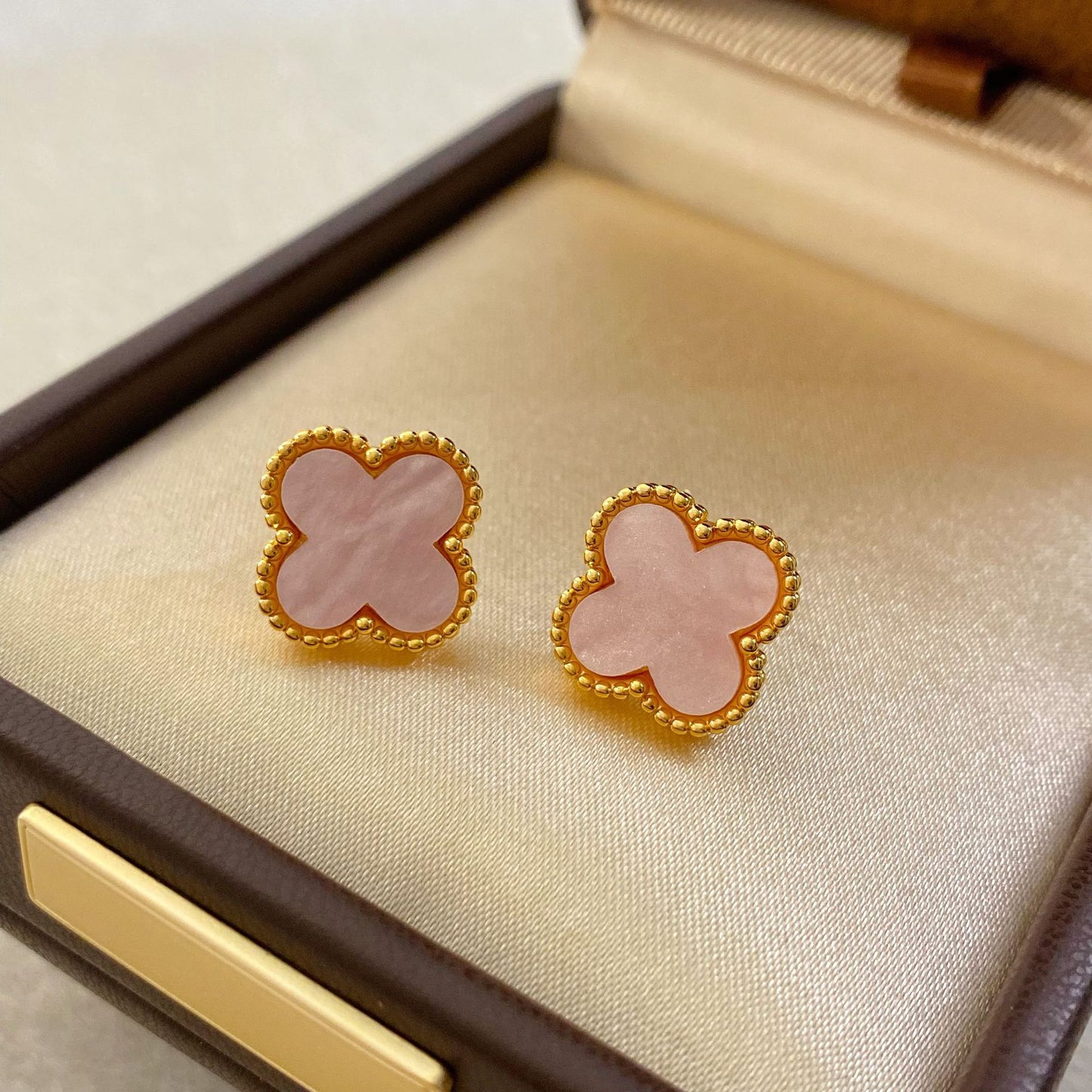 Gold-plated Retro Classic Fashion Four-leaf Clover Resin Female Light Luxury Stud Earrings