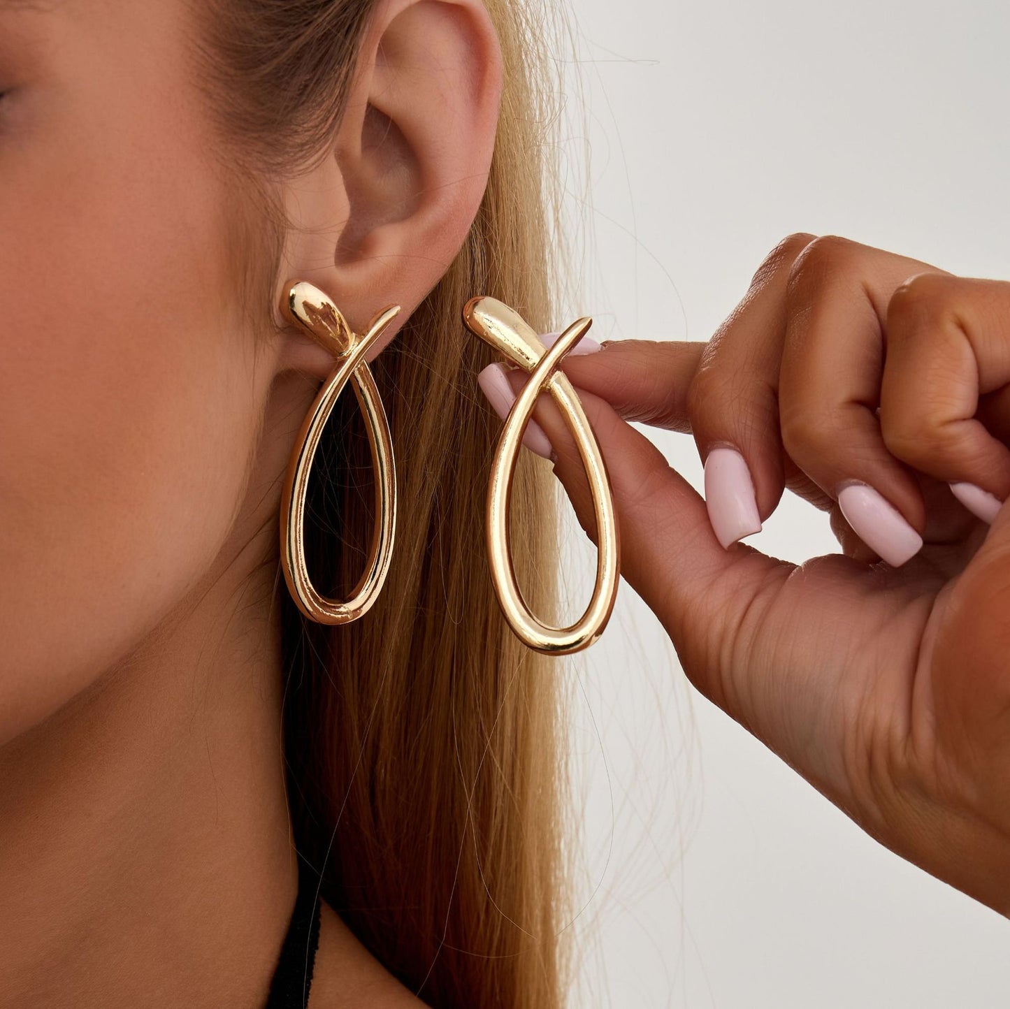 Commuter Geometric S-shaped Line Minimalist Round Stud Earrings