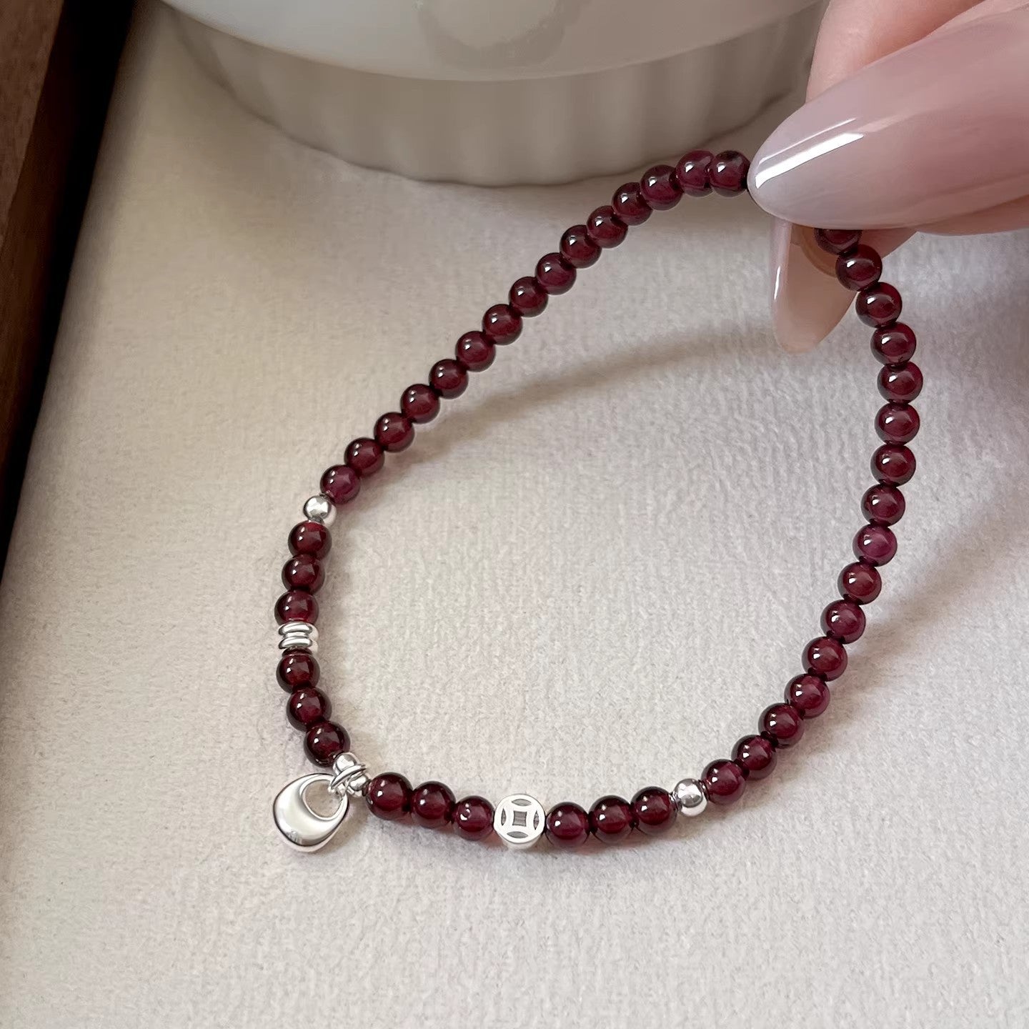 Women's Garnet Beaded Simple Niche Temperament Entry Lux Everyday Bracelet
