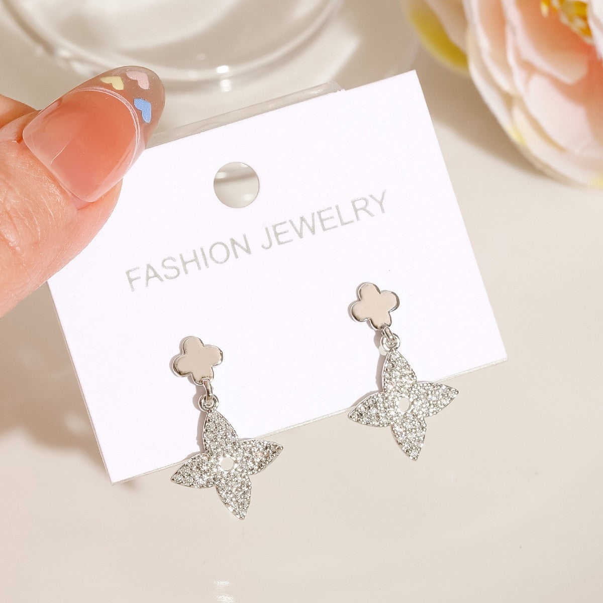 Exquisite Sweet Cutout Fritillary Plate Clover Flower Niche Earrings