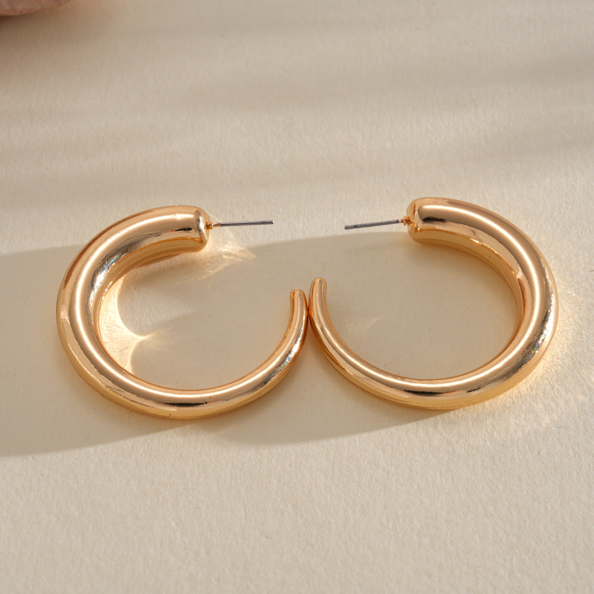 Geometric Cut Heart-shaped Oval Irregular Design Versatile Light Stud Earrings