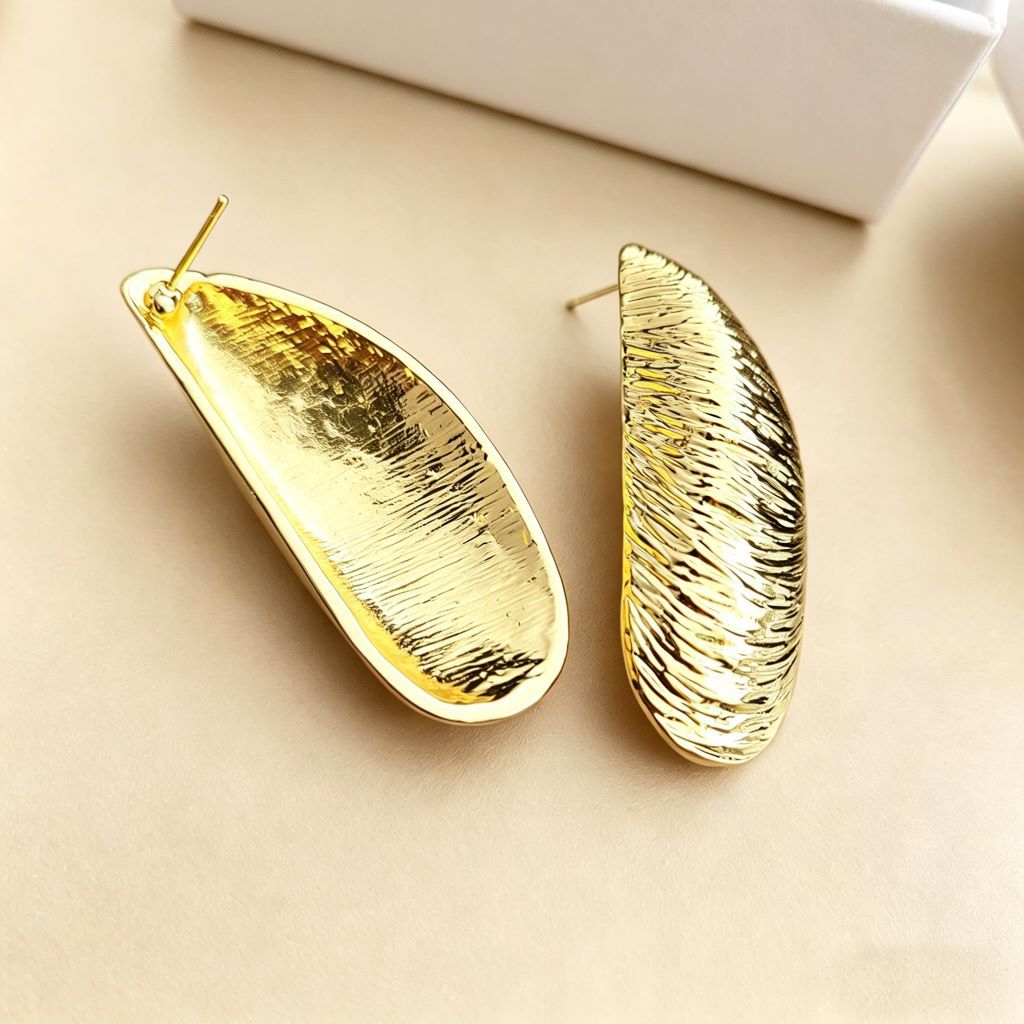 Women's Gold Shell Pattern Light Luxury Thread Curved Earrings
