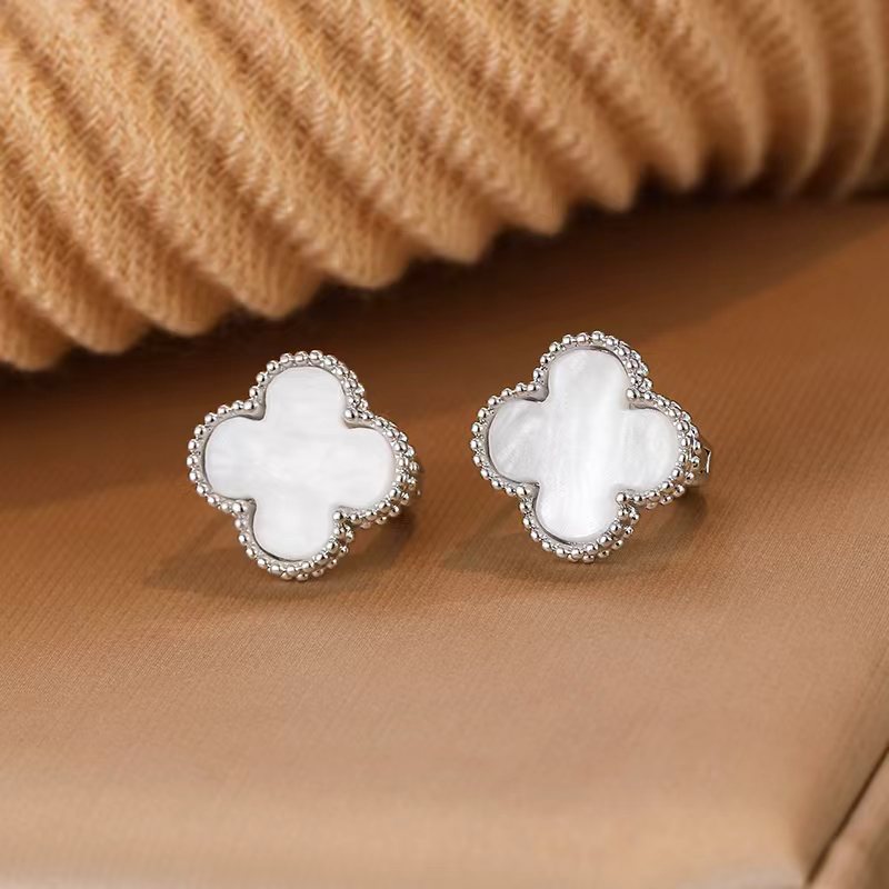 Leaf Clover Classic Style Light Luxury Ear Buckle