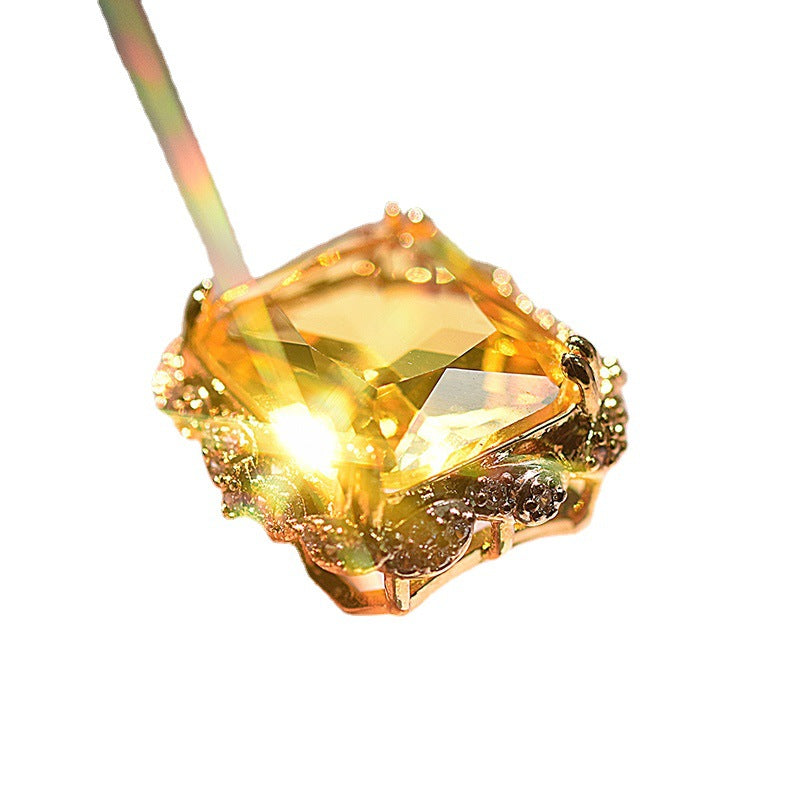 Exaggerated Inlaid Champagne Square Diamond Gold Rings