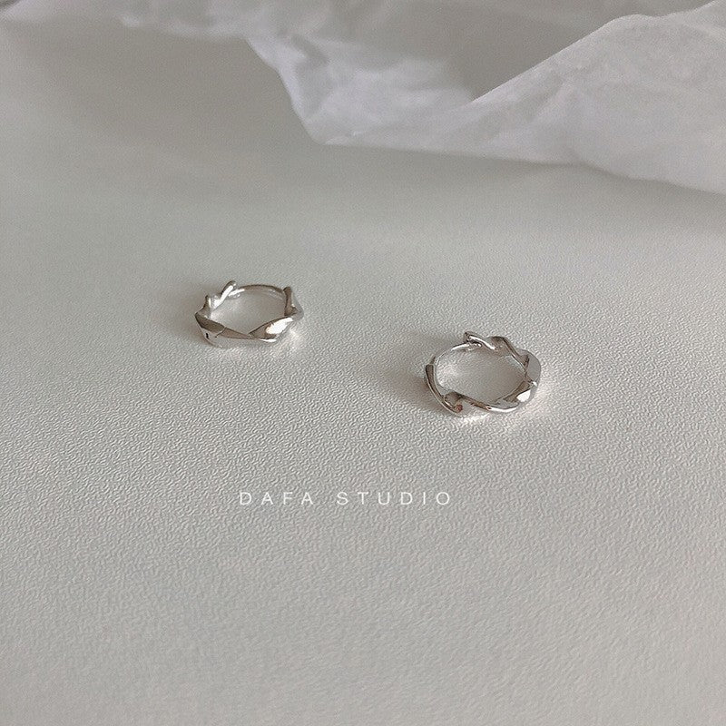Women's Small Simple Hollow Pearl High-grade Refined Stud Earrings
