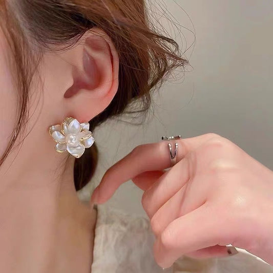 Women's Pearl Fresh Flower Fashion Elegant Wild Light Luxury Earrings