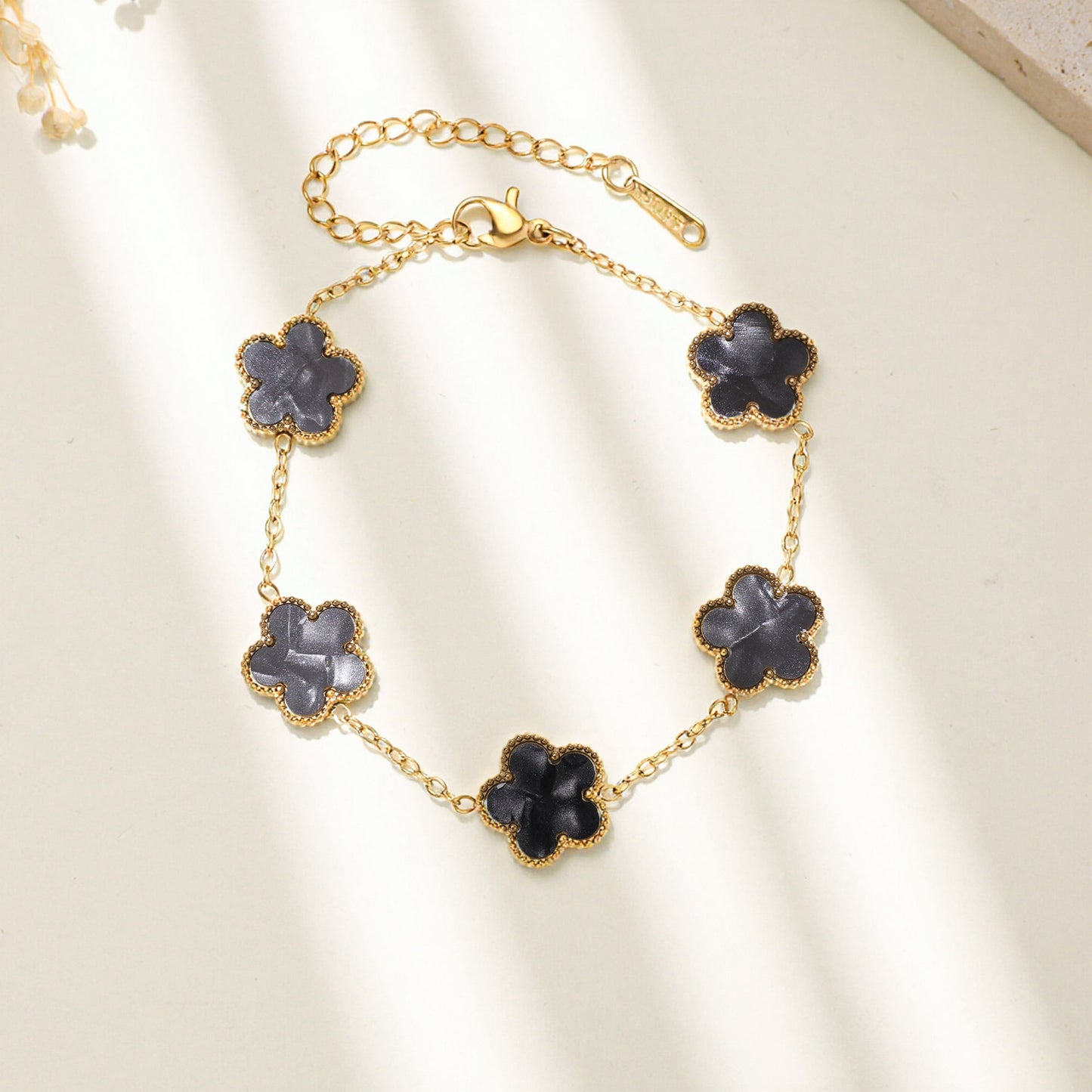 Women's Steel Gold-plated Parthenocissus Grass Plaid Fashion Simple Light Bracelet