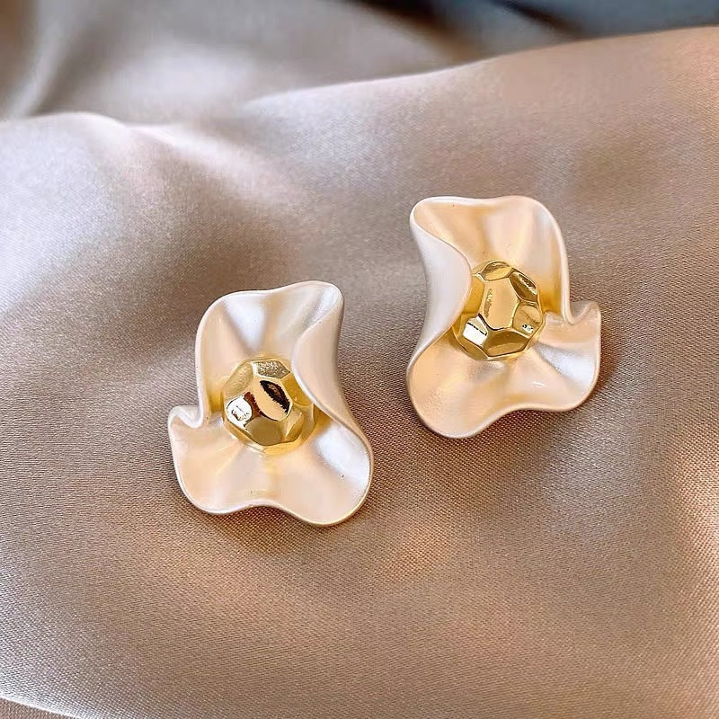 Charming Women's Bow Pearl Light Luxury Earrings