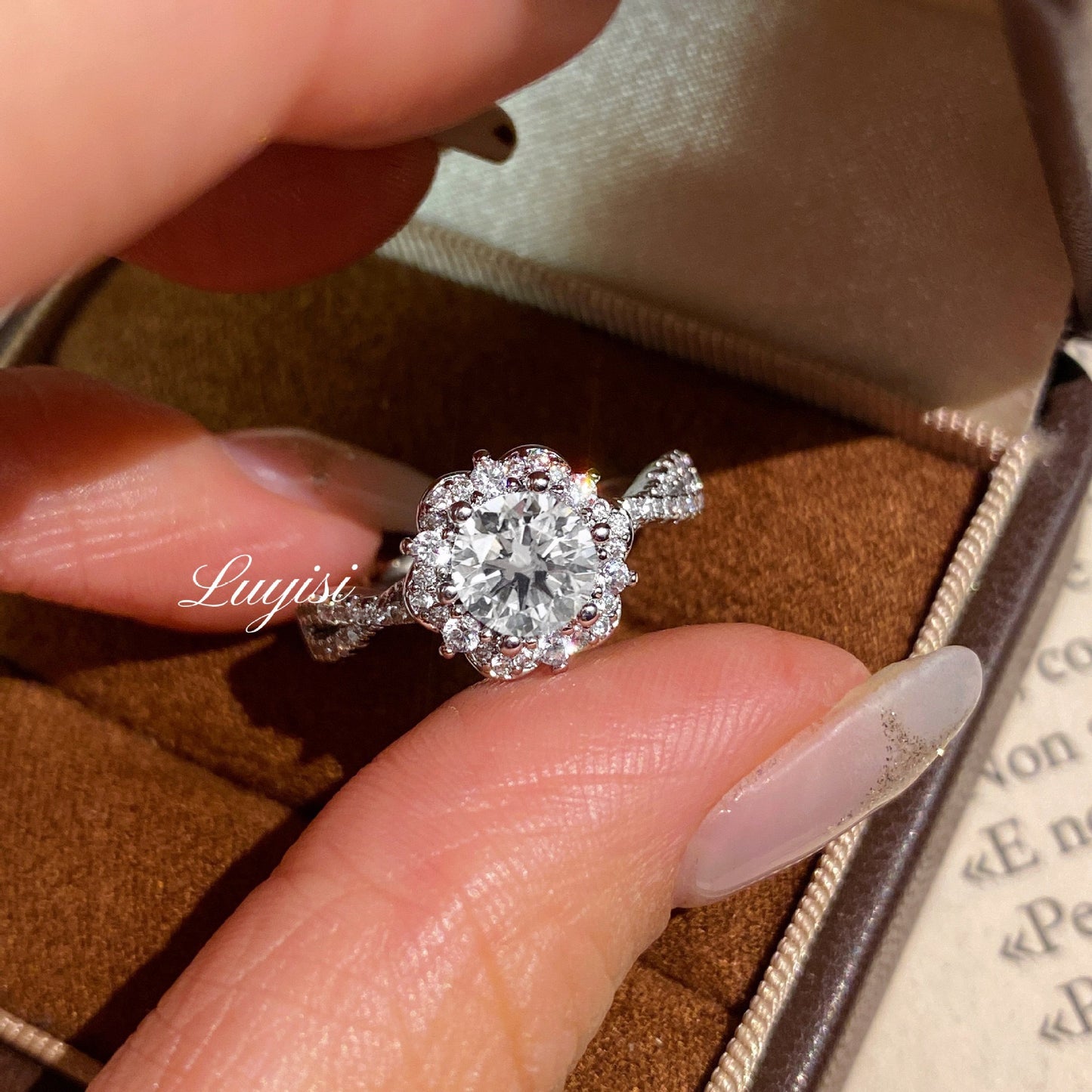 Women's Flash Full Diamond Cross Lace Shiny Light Luxury High-grade Ring