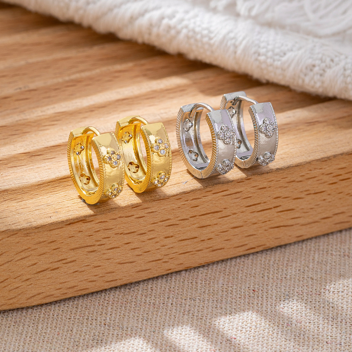 Classic Style Gold-plated Clover Clip High-grade Zircon Ear Buckle