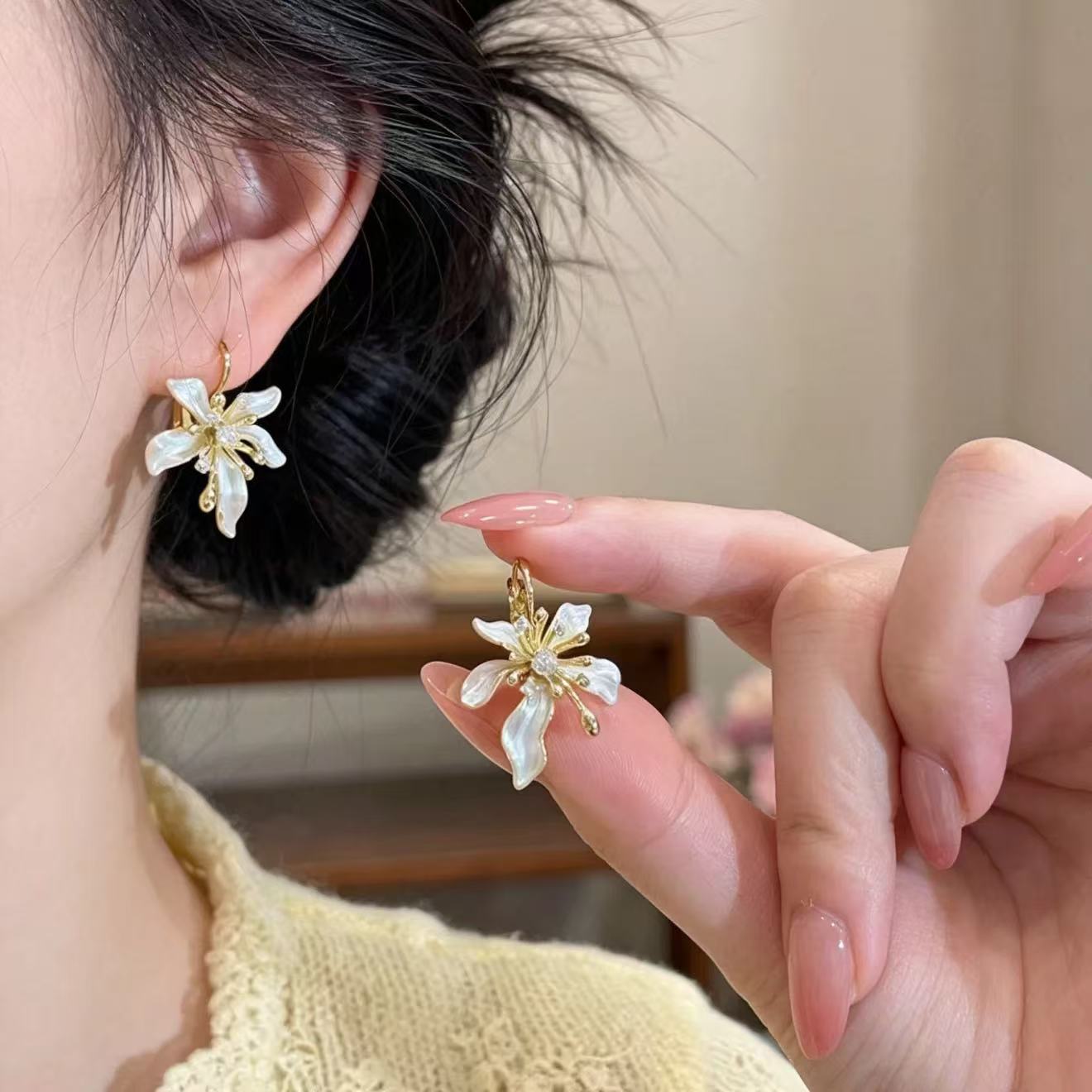 Flower Clips Super Beautiful Light Luxury High-grade Fashion Ear Buckle