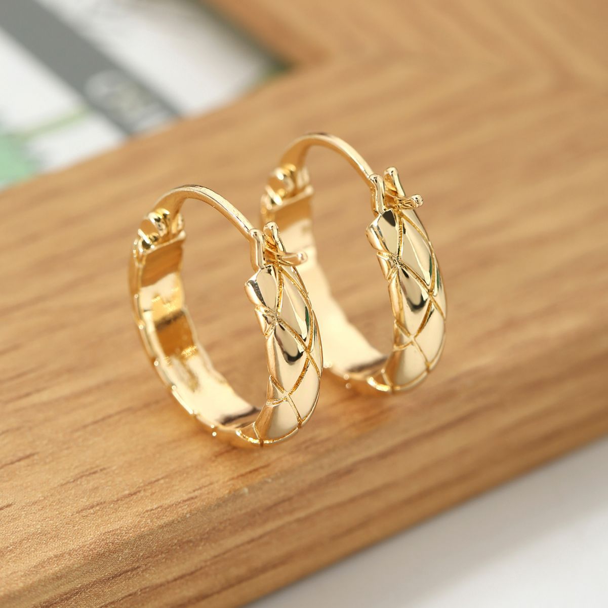 Glossy Diamond Plaid High-grade Light Luxury Simplicity Female Temperament Personalized Ear Buckle