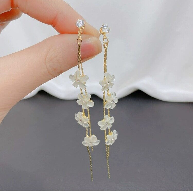 Elegant White Flower Long Small Tassel Ear Line