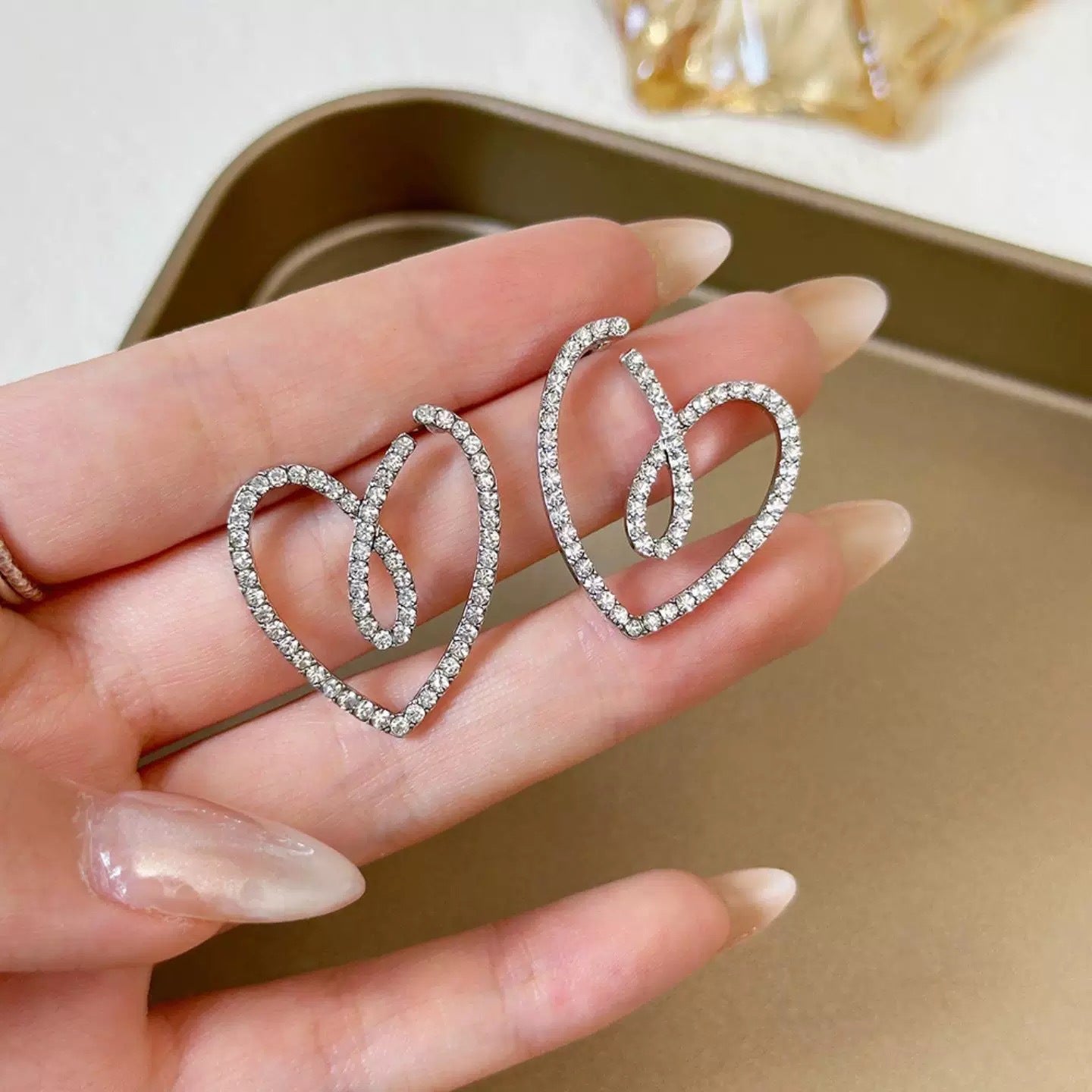 Personalized Exaggerated Sier Heart-shaped Full Of Diamond Light Stud Earrings