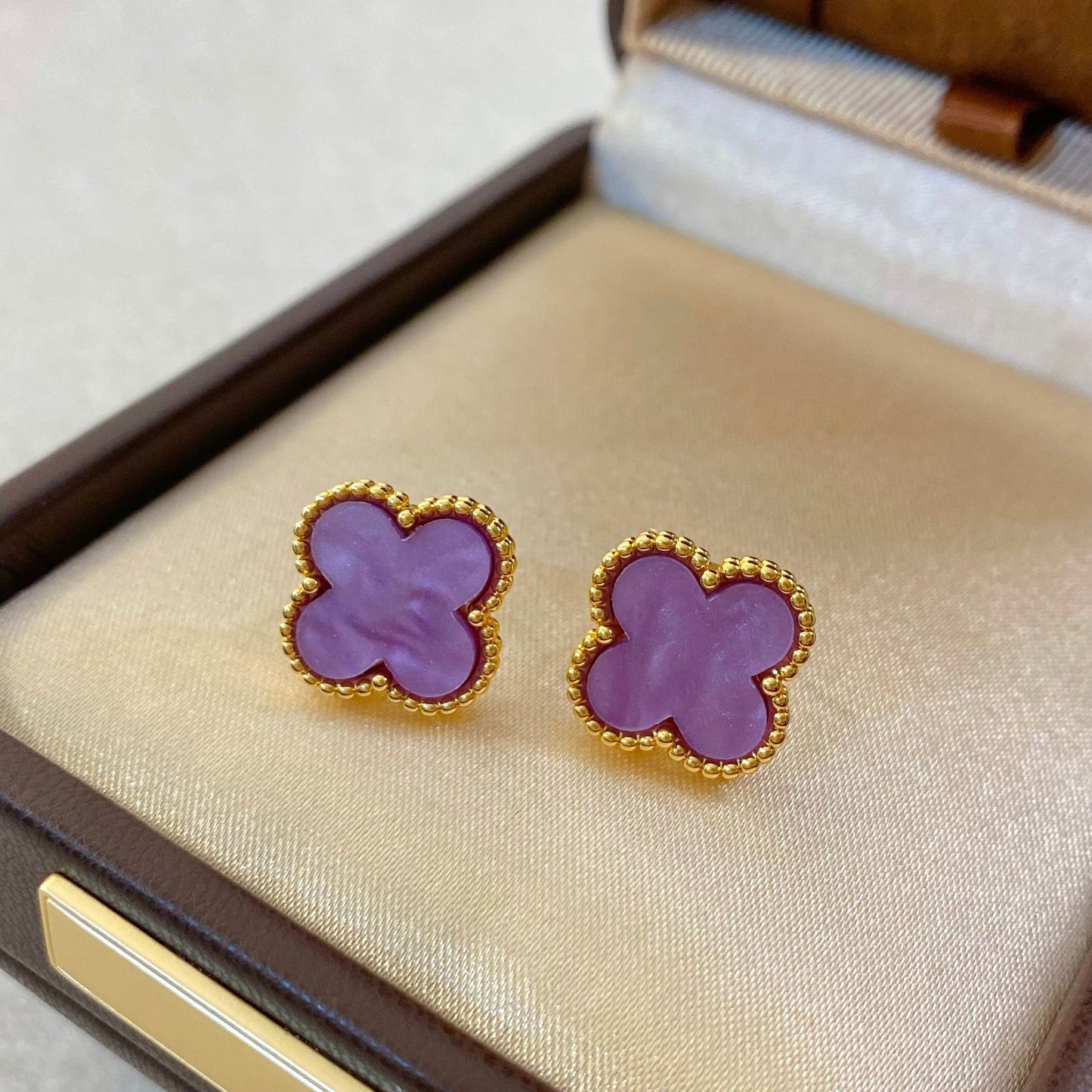 Gold-plated Retro Classic Fashion Four-leaf Clover Resin Female Light Luxury Stud Earrings