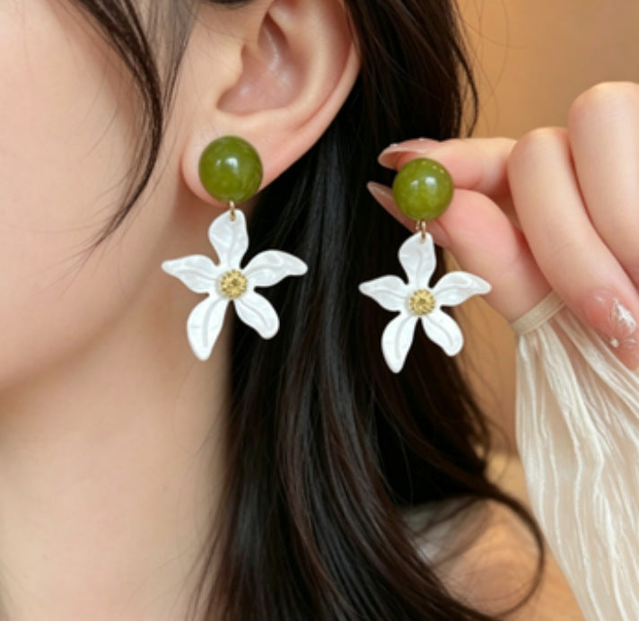 Women's Minority Design Fashionable Flower Light Luxury High-grade Temperament Earrings