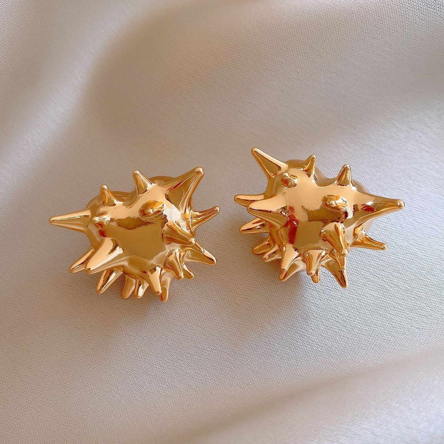 Sier Needle Metallic Hollow Flower Fishtail Pearl High-key Dignified Earrings