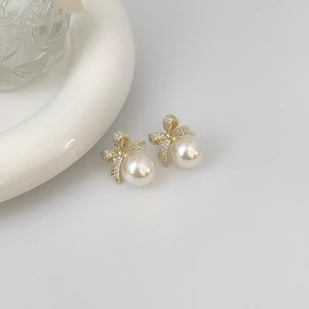 Charming Women's Bow Pearl Light Luxury Earrings