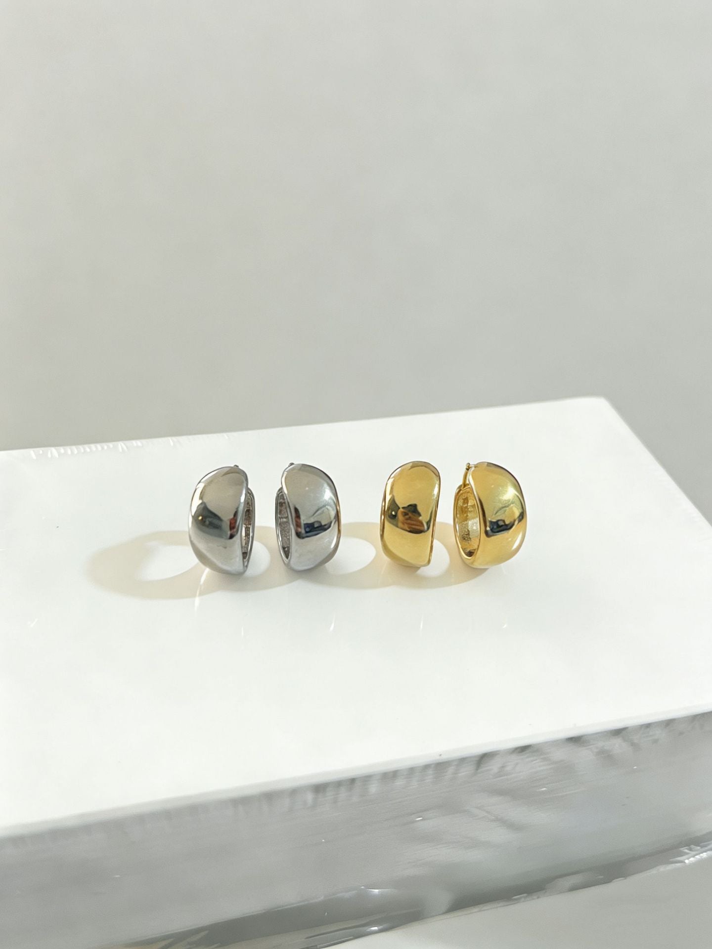 Women's Simple Ear Clip Light Luxury High-grade Commute Earrings