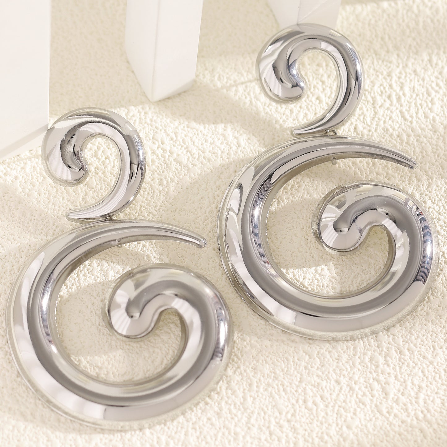 Women's Exaggerated Gold Spiral Retro Geometric Hollow Water Drops Personalized Stud Earrings