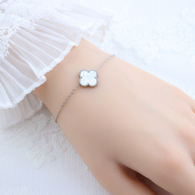 Four-leaf Clover Single Flower Pastoral Style Bracelet