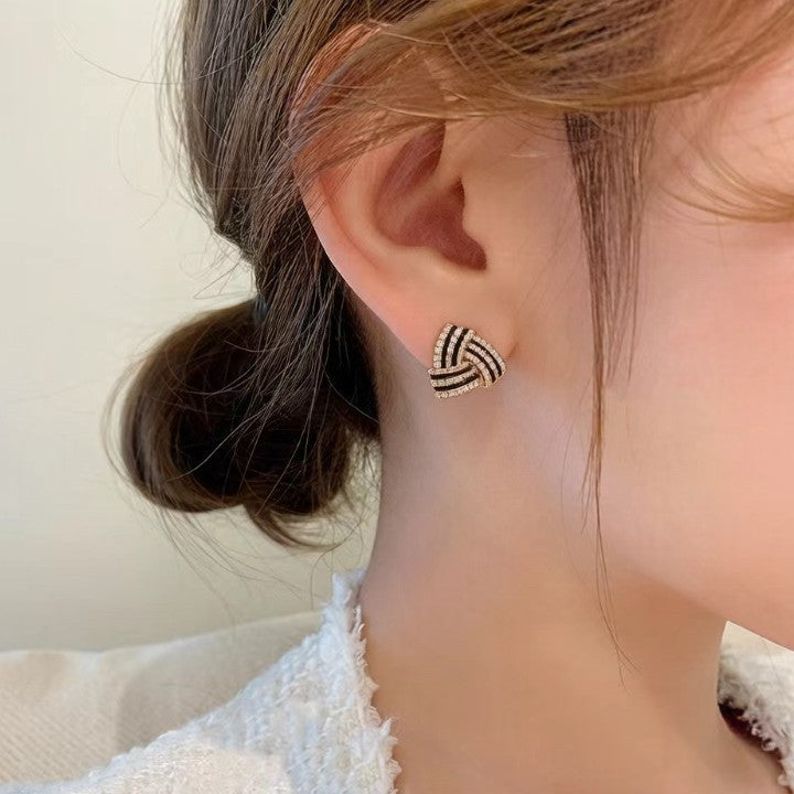 Women's Retro High-grade Black Oil Triangle For Light Luxury Temperament Stud Earrings
