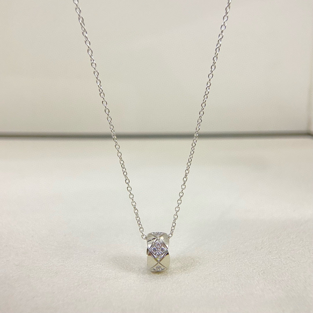 V Gold High Quality Classic Style Diamond Small Golden Necklace