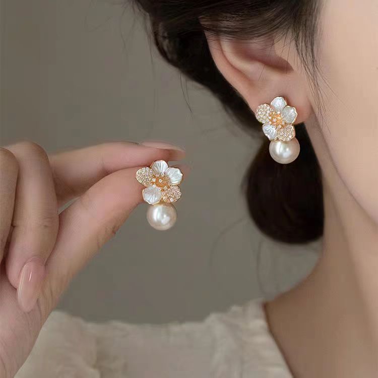 Women's Pearl Flower Light Luxury Graceful Fashionable Versatile Earrings