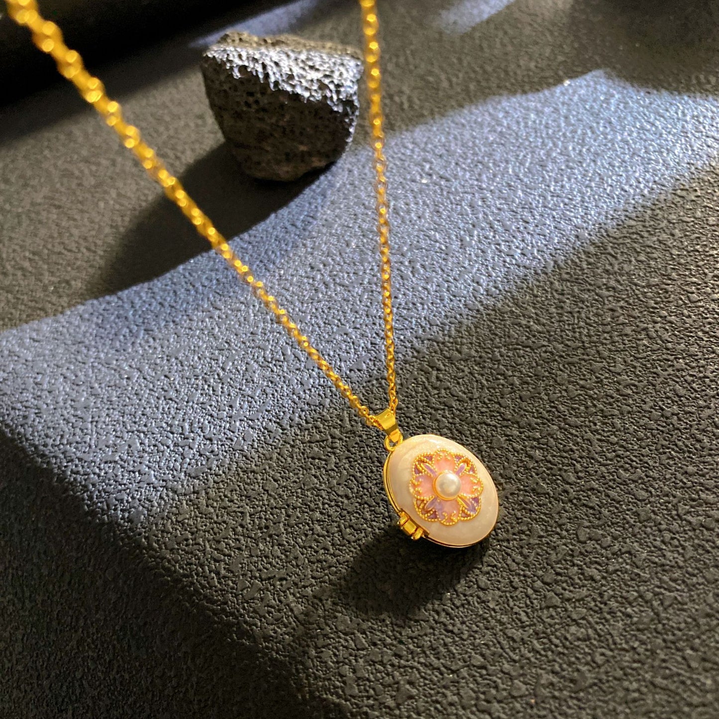 Women's Drip Glazed Box Fashion Shell Pearls Light Luxury Clavicle Pendants