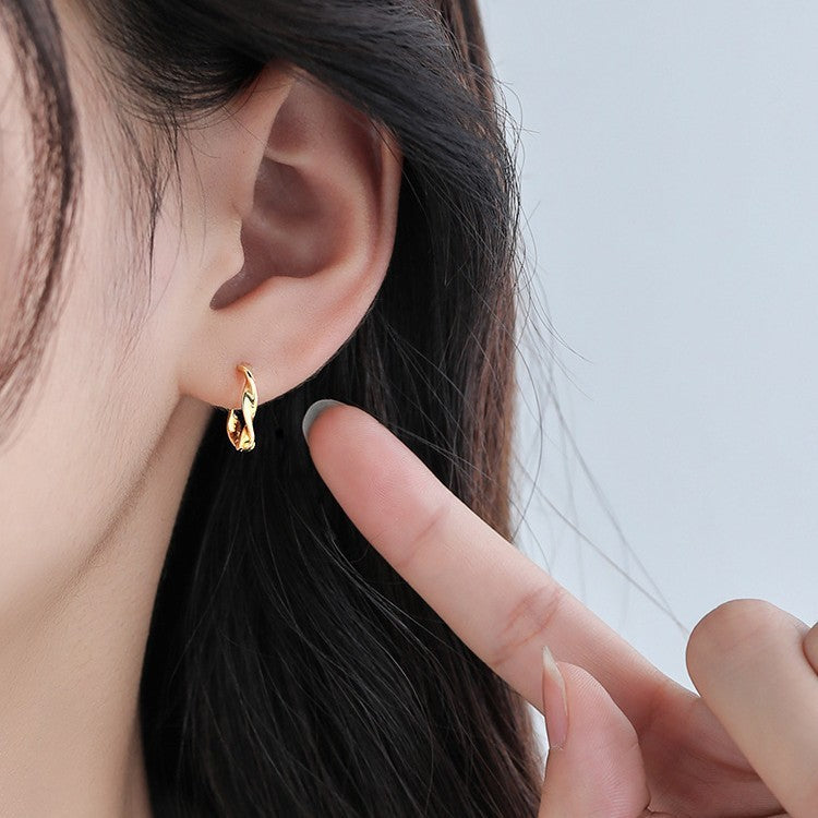 Women's Small Simple Hollow Pearl High-grade Refined Stud Earrings