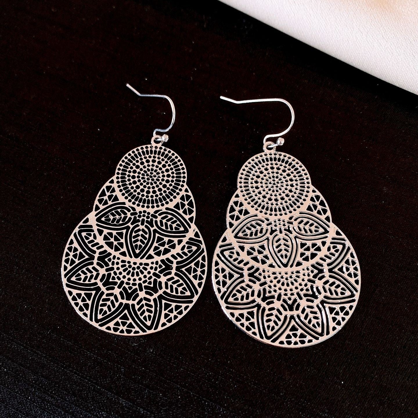 Sier Needle Metallic Hollow Flower Fishtail Pearl High-key Dignified Earrings
