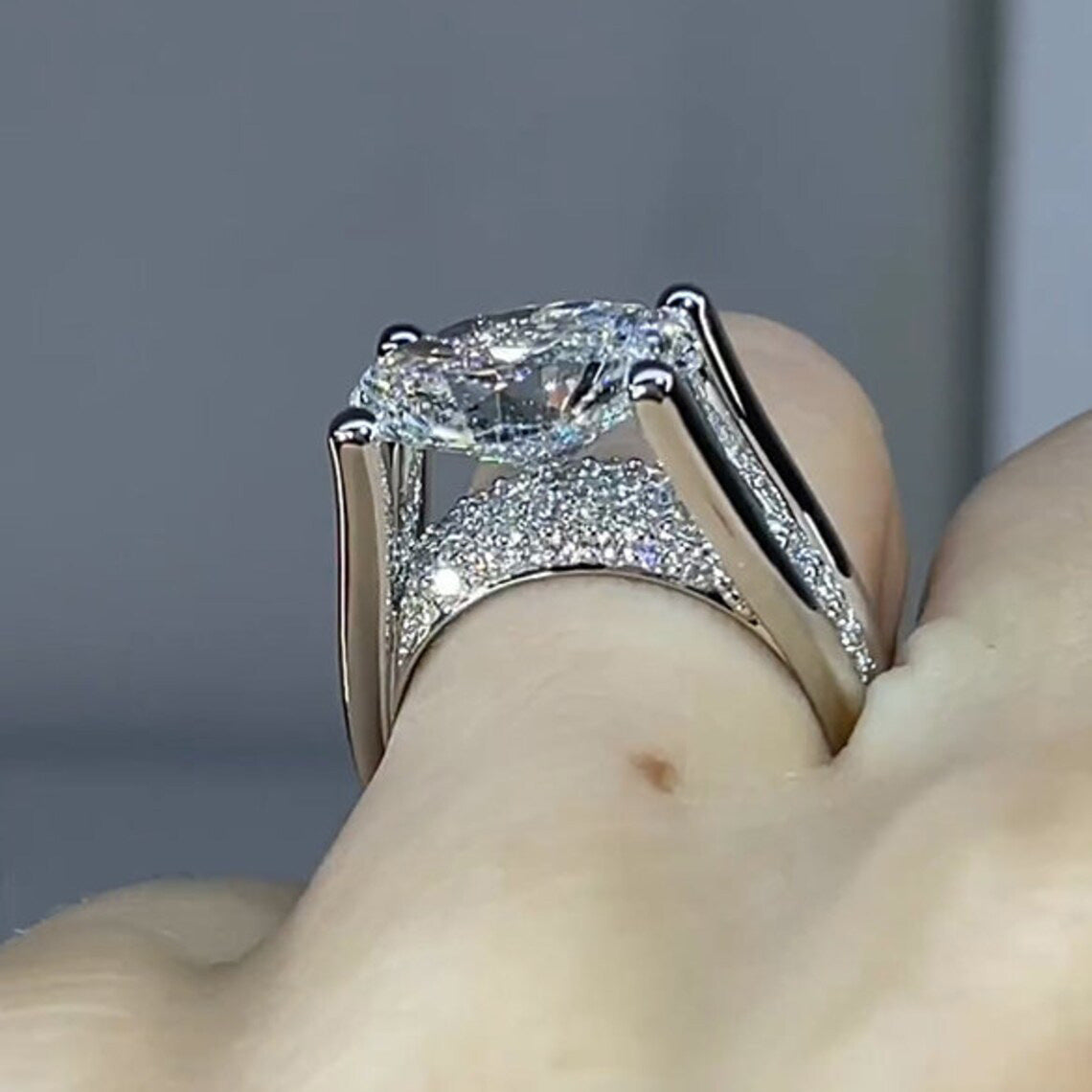 Women's Egg-shaped High Carbon Diamond Engagement Wedding Rings