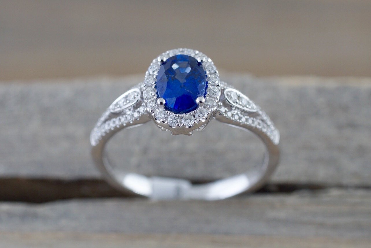 Women's Plaid Inlaid Sapphire Fashionable Exquisite Ring