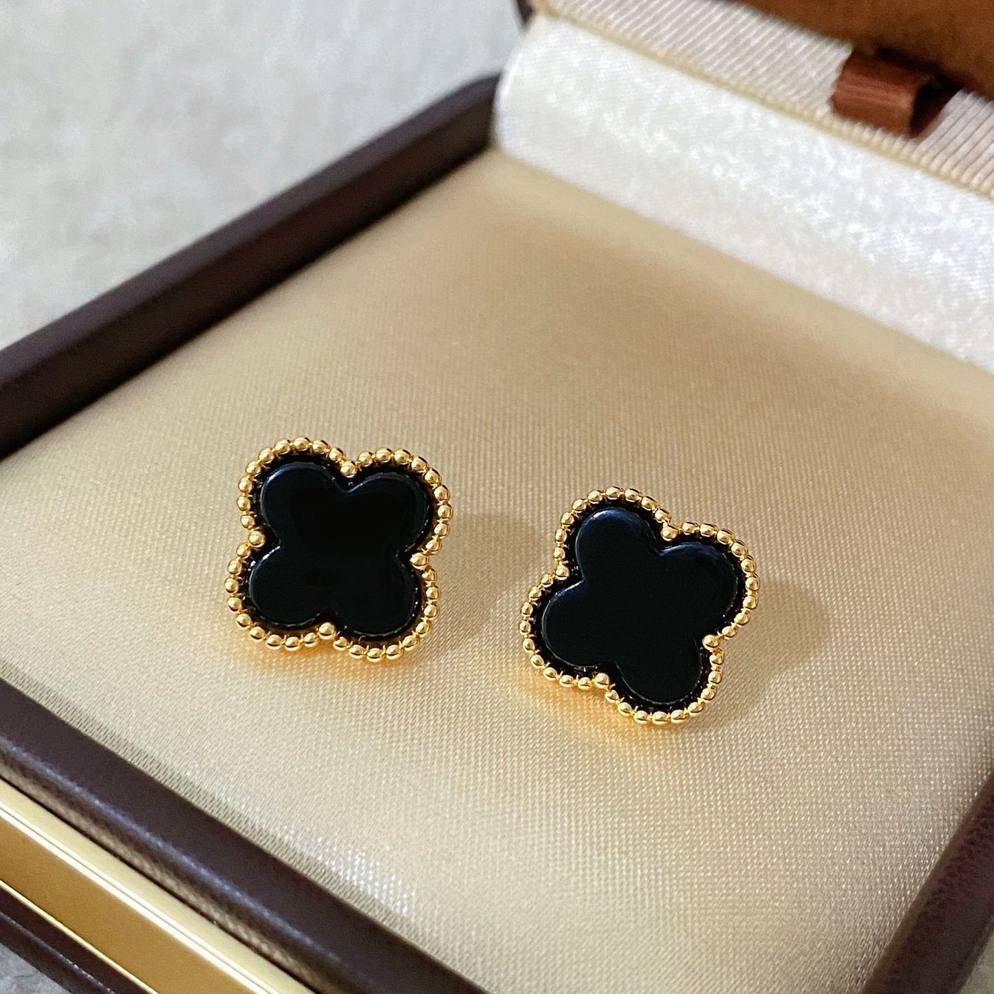 Gold-plated Retro Classic Fashion Four-leaf Clover Resin Female Light Luxury Stud Earrings
