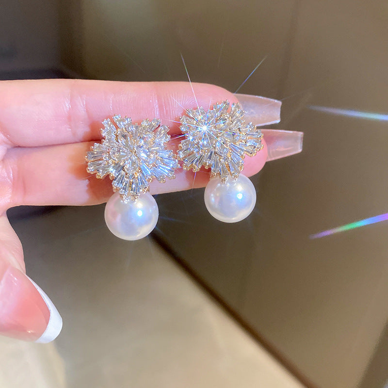 Women's Pearl Flower Fashionable High-grade French Entry Earrings