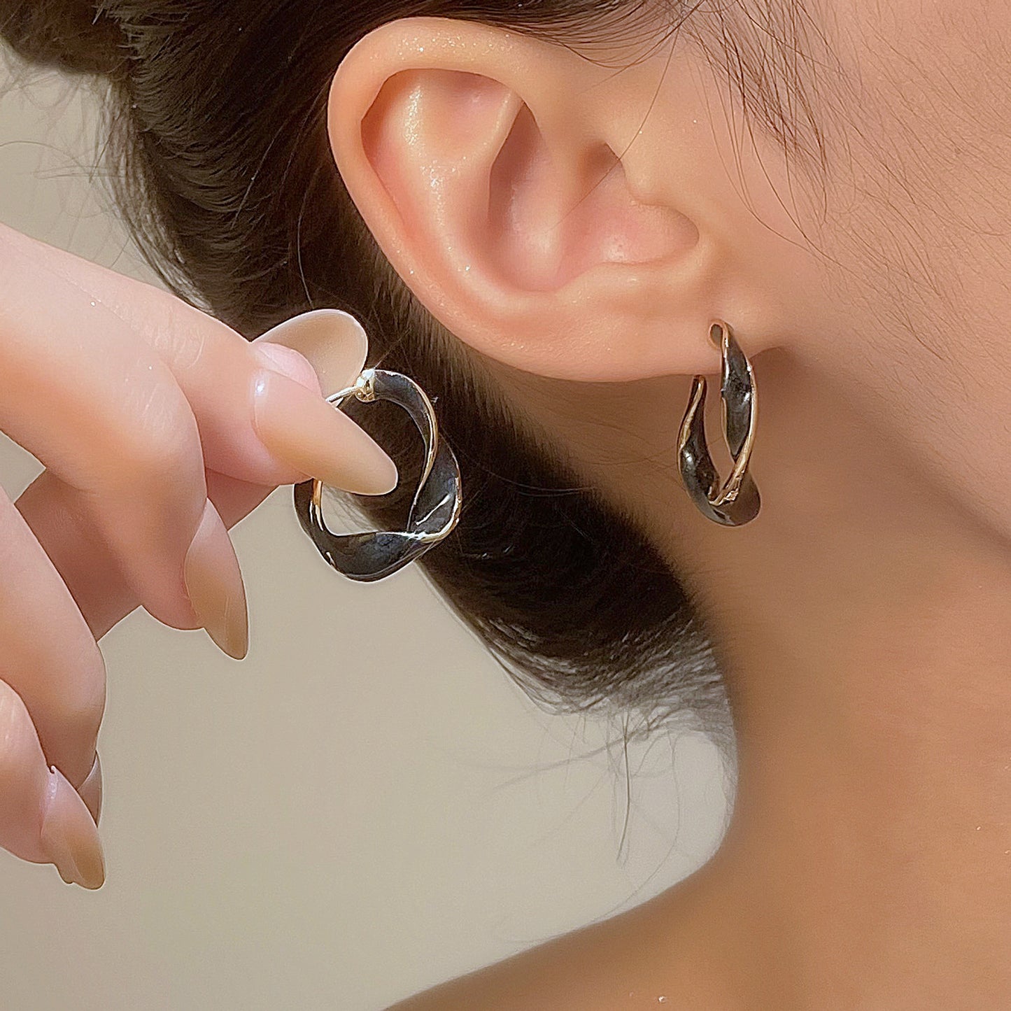 Women's Ruffled Oil Dripping Pleated Ear Cream Sweet Style Flower Enamel Stud Earrings