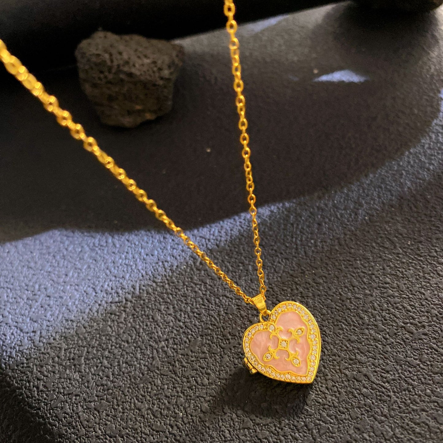 Women's Drip Glazed Box Fashion Shell Pearls Light Luxury Clavicle Pendants