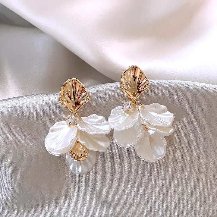 Charming Women's Bow Pearl Light Luxury Earrings