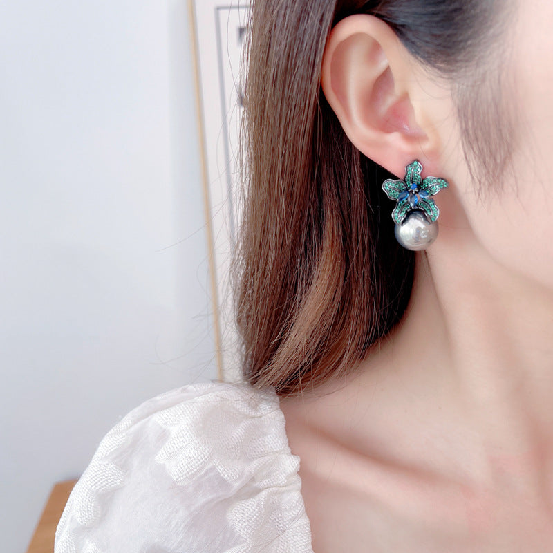 Women's Retro Exaggerated Fairy High-grade Light Luxury Elegant Graceful Lily Stud Earrings