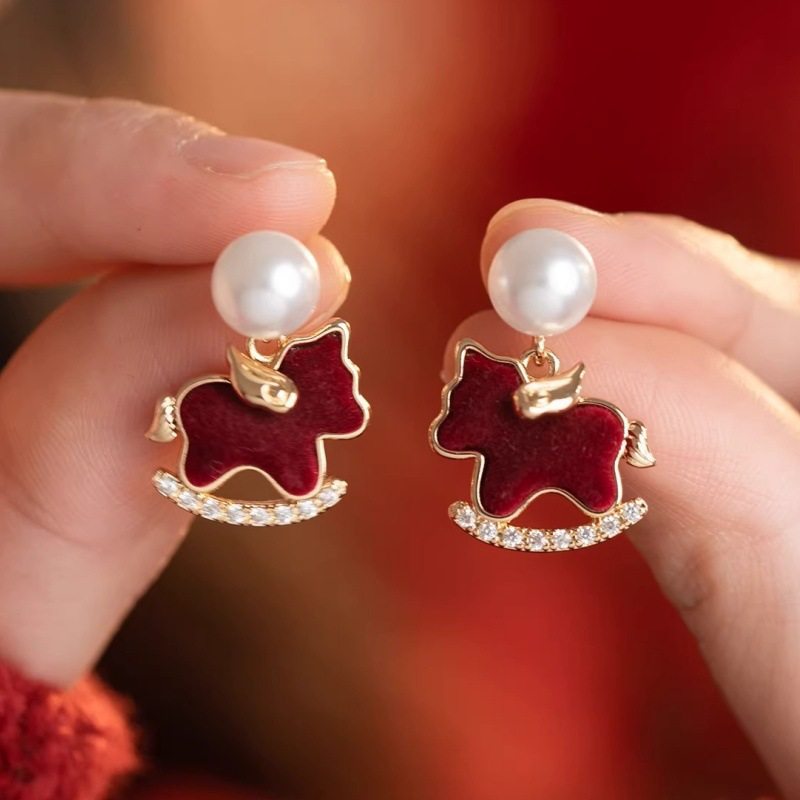 Women's Life Red Veet Pony Pearl For Niche Design Atmosphere Unique Stud Earrings