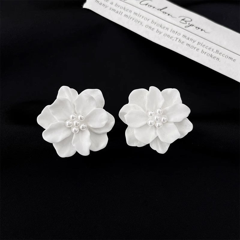 Simple Versatile Beautiful Flowers Fresh Temperament Three-dimensional Earrings