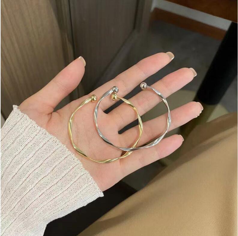 Women's Twisted Simple Fashion High-grade Trendy Design Girlfriends Cold Bracelets