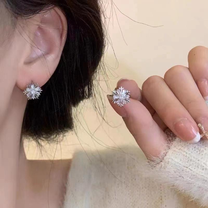 Design Snowflake Zircon Small Light Luxury Natural Fashion Earrings