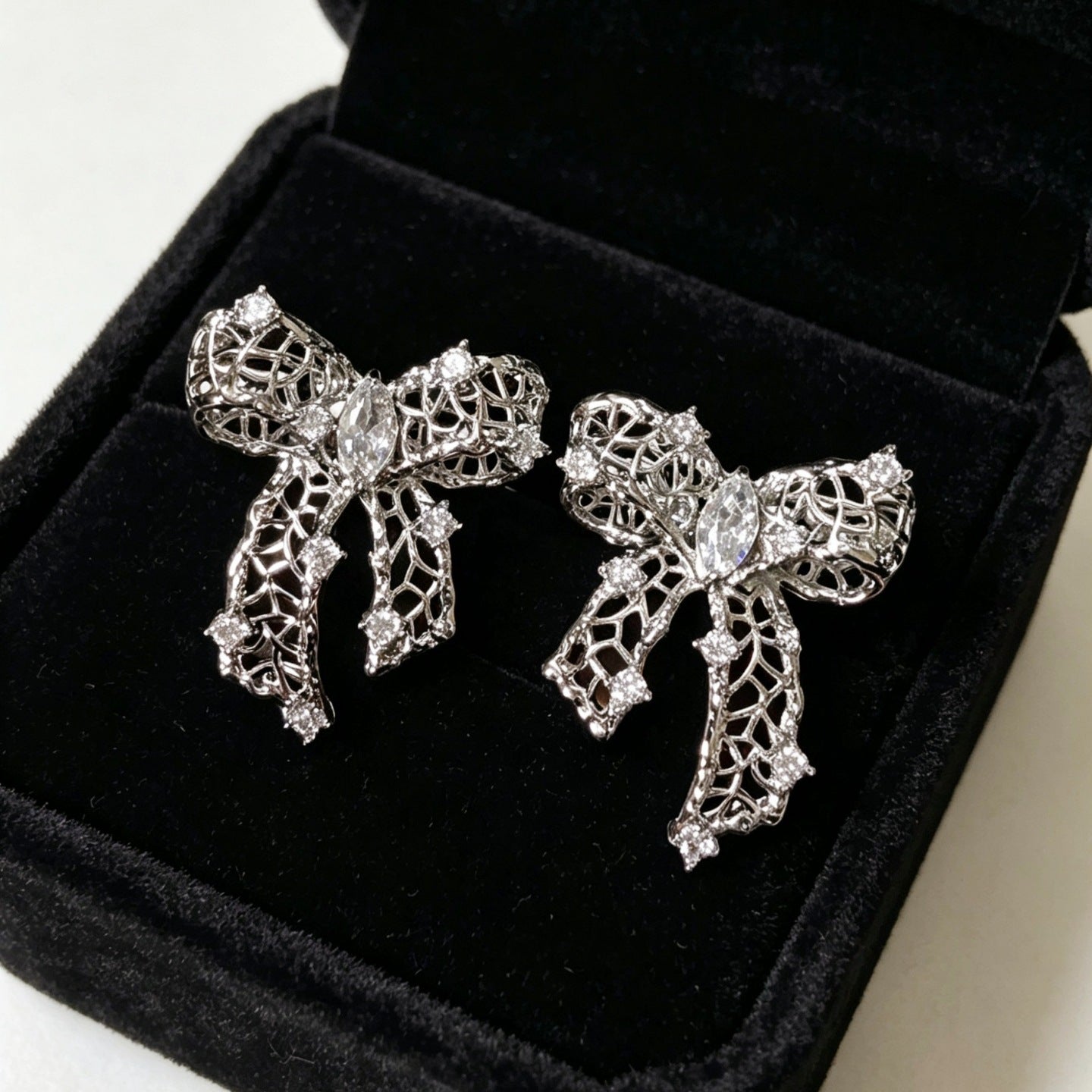 Women's Bow Sier Pearl Ear Clip Hollow Out Niche Zircon Light Earrings