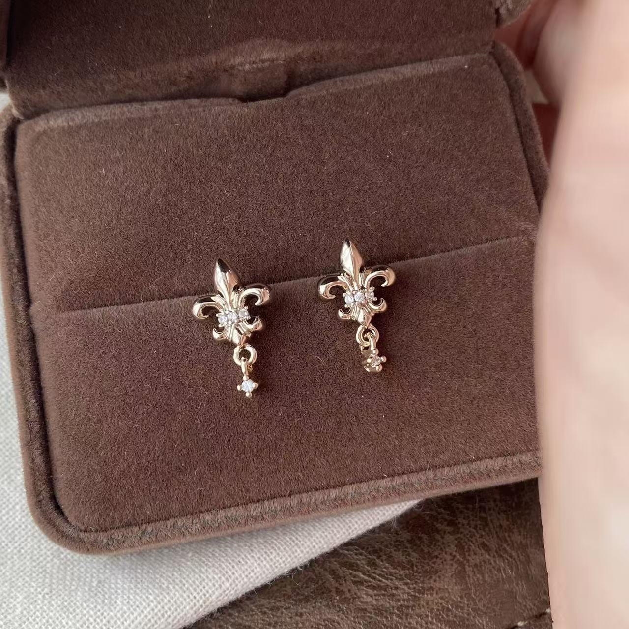 Retro Coffee Golden Cross Flower-de-luce Planet Ear Clip Earrings