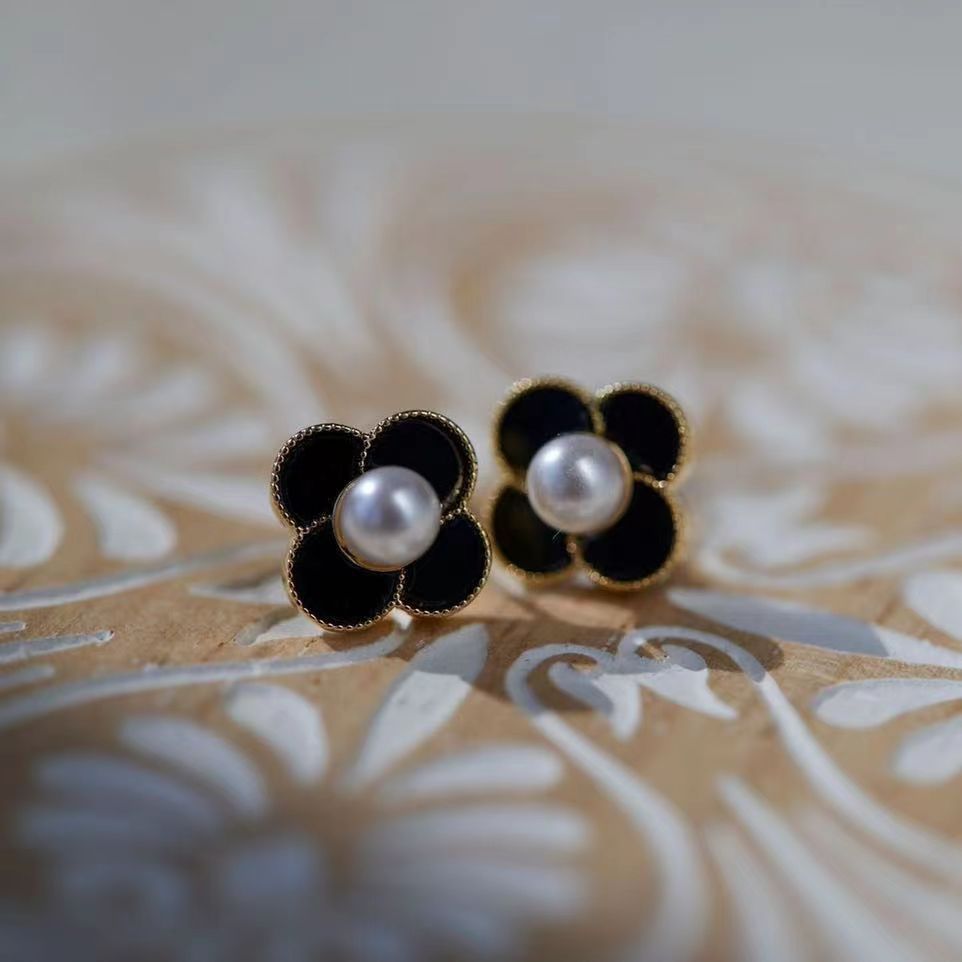 Women's Elegant Delicate Pearl Fashionable Niche Temperament Earrings