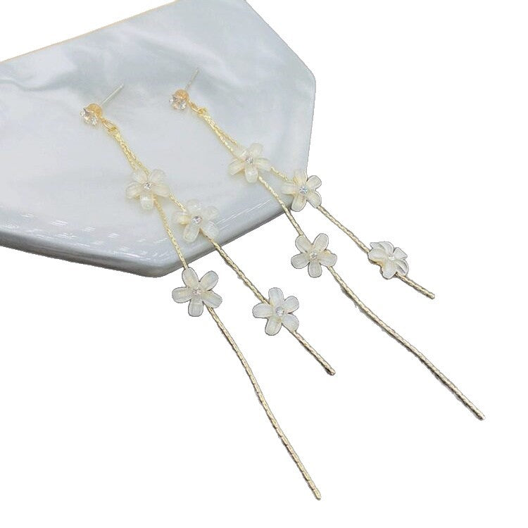 Elegant White Flower Long Small Tassel Ear Line