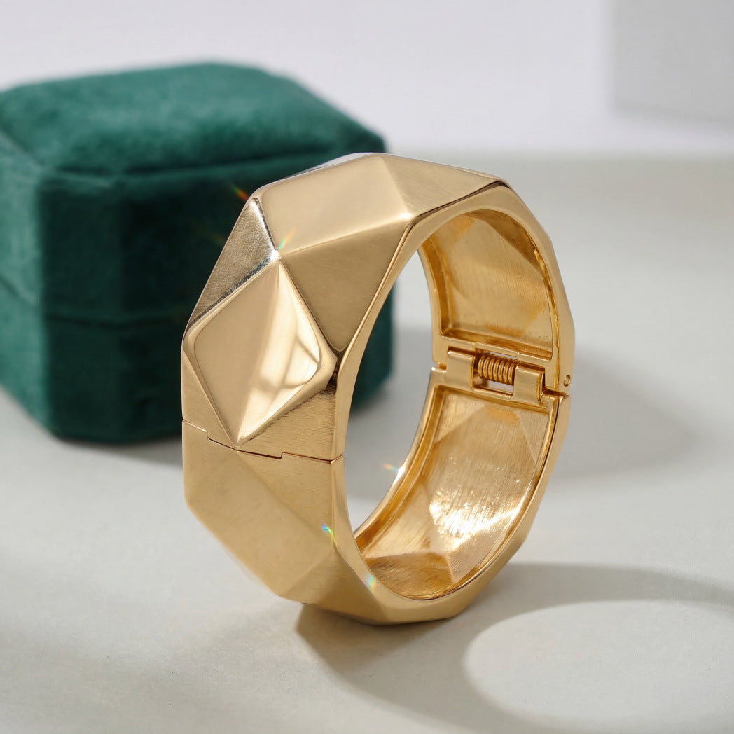 Women's Fashion Luxury Elegant Vacuum Plating Light Bracelet