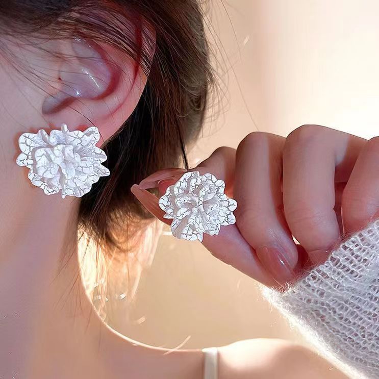 Women's Luxury Fashion Sweet Flower Temperament Wild Delicate Earrings